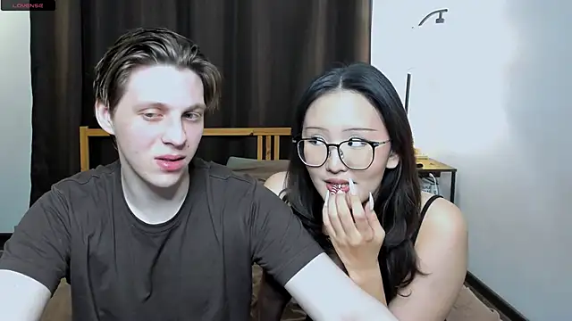 Snapshot of Blossomandbee chatting on January 9, 12:28 am Blossomandbee online show from January 9, 12:28 am