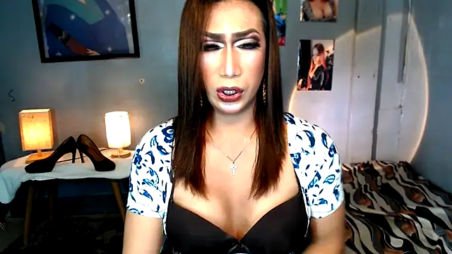 littleredbunny27 online show from April 9, 9:04 am