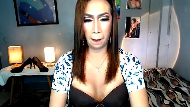 littleredbunny27 online show from April 7, 5:48 pm