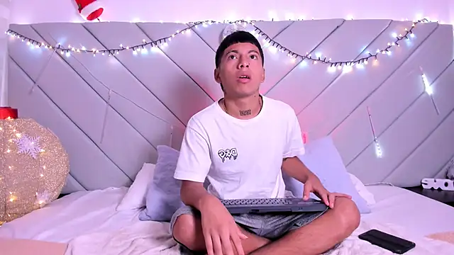 little kris1 online show from December 4, 12:37 pm