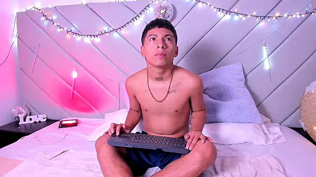 little kris1 online show from December 3, 12:37 pm