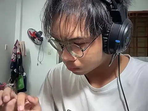 kave2033 online show from November 30, 3:02 pm