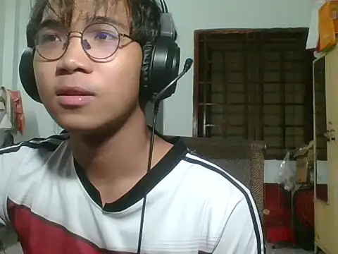 kave2033 online show from October 31, 3:41 pm