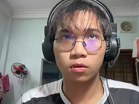 kave2033 online show from November 29, 3:45 pm