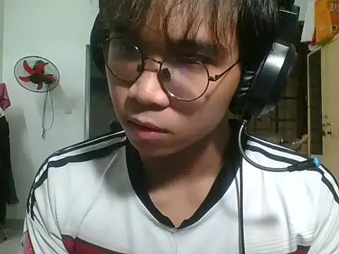 kave2033 online show from October 29, 3:33 pm