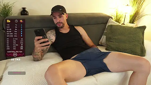 Snapshot of monsieurguitsxxx chatting on June 3, 2:33 pm monsieurguitsxxx online show from June 3, 2:33 pm