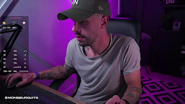 Snapshot of monsieurguitsxxx chatting on November 9, 6:34 pm monsieurguitsxxx online show from November 9, 6:34 pm