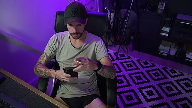 Snapshot of monsieurguitsxxx chatting on November 20, 1:12 pm monsieurguitsxxx online show from November 20, 1:12 pm