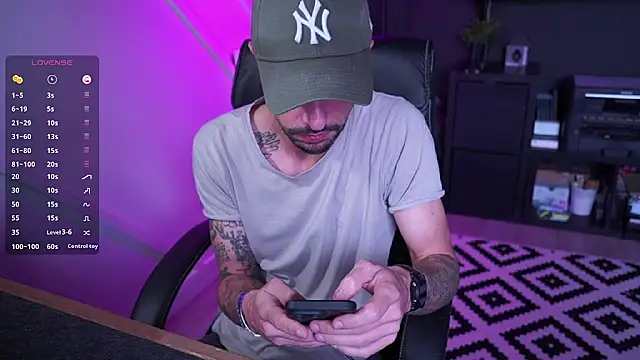 Snapshot of monsieurguitsxxx chatting on November 10, 12:32 pm monsieurguitsxxx online show from November 10, 12:32 pm