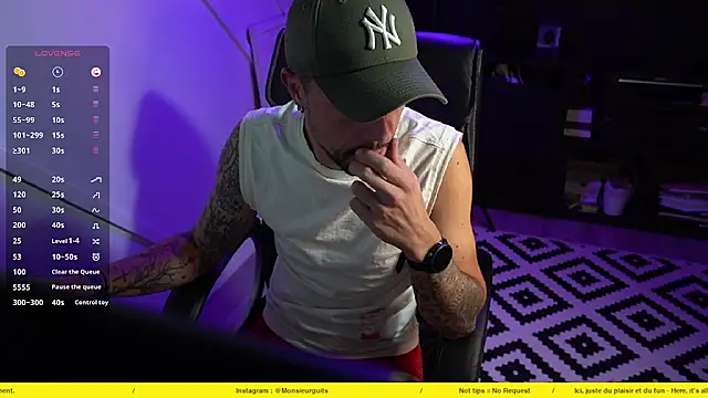 Snapshot of monsieurguitsxxx chatting on November 5, 7:28 pm monsieurguitsxxx online show from November 5, 7:28 pm