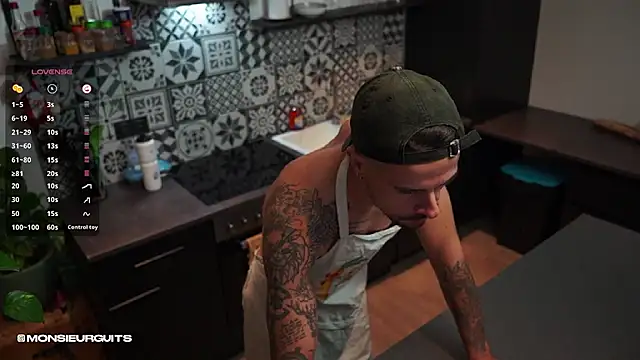 Snapshot of monsieurguitsxxx chatting on November 7, 7:07 pm monsieurguitsxxx online show from November 7, 7:07 pm