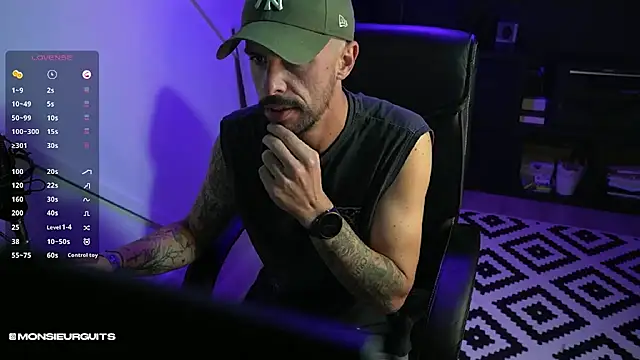 Snapshot of monsieurguitsxxx chatting on November 6, 7:07 pm monsieurguitsxxx online show from November 6, 7:07 pm