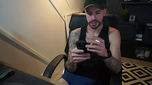 Snapshot of monsieurguitsxxx chatting on November 17, 10:52 am monsieurguitsxxx online show from November 17, 10:52 am