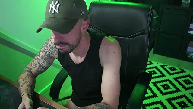 Snapshot of monsieurguitsxxx chatting on December 4, 12:26 pm monsieurguitsxxx online show from December 4, 12:26 pm