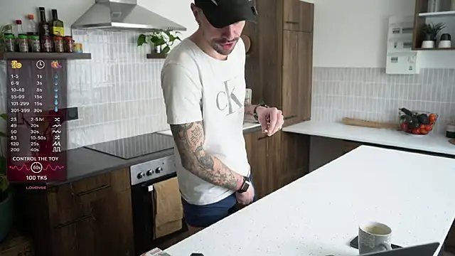 monsieurguitsxxx online show from February 15, 12:15 pm