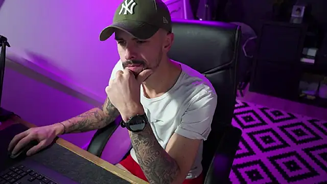 Snapshot of monsieurguitsxxx chatting on December 3, 2:27 pm monsieurguitsxxx online show from December 3, 2:27 pm