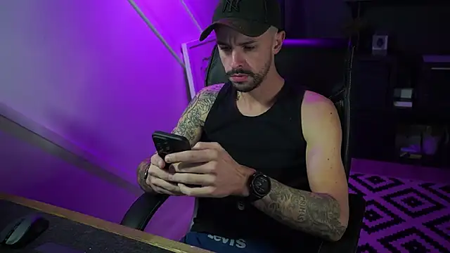 Snapshot of monsieurguitsxxx chatting on November 16, 2:11 pm monsieurguitsxxx online show from November 16, 2:11 pm