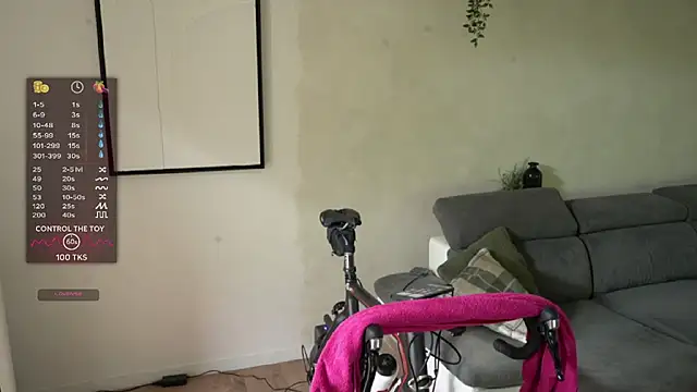 monsieurguitsxxx online show from April 4, 1:06 pm