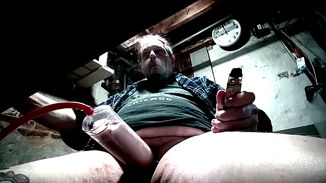 Snapshot of splatteringfun chatting on April 10, 2:02 pm splatteringfun online show from April 10, 2:02 pm