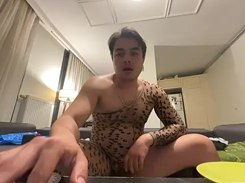 dicsucerboy77 online show from May 22, 11:58 pm