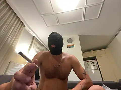 dicsucerboy77 online show from June 16, 11:38 pm