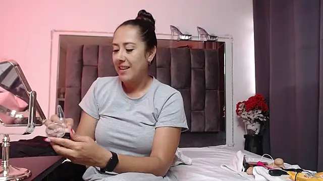 Salmma Milf online show from April 7, 11:45 am