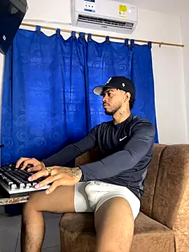 Snapshot of Kylian_Alessandro chatting on October 31, 12:02 pm Kylian Alessandro online show from October 31, 12:02 pm