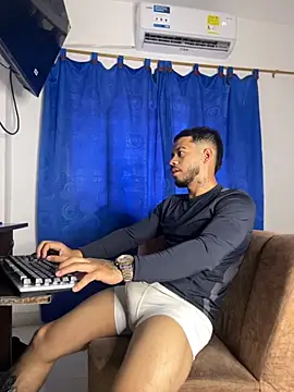 Snapshot of Kylian_Alessandro chatting on November 12, 6:34 pm Kylian Alessandro online show from November 12, 6:34 pm