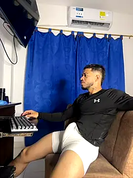 Snapshot of Kylian_Alessandro chatting on November 13, 6:39 am Kylian Alessandro online show from November 13, 6:39 am