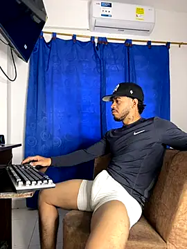 Snapshot of Kylian_Alessandro chatting on November 2, 6:35 pm Kylian Alessandro online show from November 2, 6:35 pm