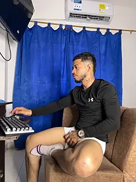 Snapshot of Kylian_Alessandro chatting on November 13, 6:45 pm Kylian Alessandro online show from November 13, 6:45 pm