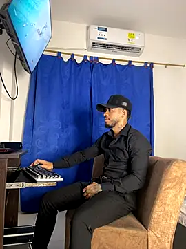 Snapshot of Kylian_Alessandro chatting on December 15, 10:48 pm Kylian Alessandro online show from December 15, 10:48 pm