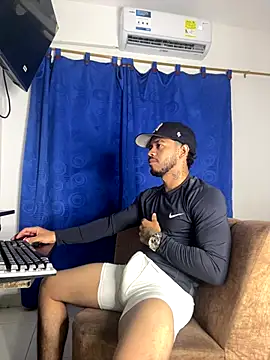 Snapshot of Kylian_Alessandro chatting on November 3, 6:51 am Kylian Alessandro online show from November 3, 6:51 am