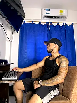 Snapshot of Kylian_Alessandro chatting on November 15, 7:07 pm Kylian Alessandro online show from November 15, 7:07 pm