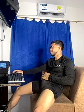 Snapshot of Kylian_Alessandro chatting on December 3, 6:47 am Kylian Alessandro online show from December 3, 6:47 am