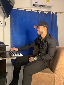 Snapshot of Kylian_Alessandro chatting on November 25, 11:43 am Kylian Alessandro online show from November 25, 11:43 am