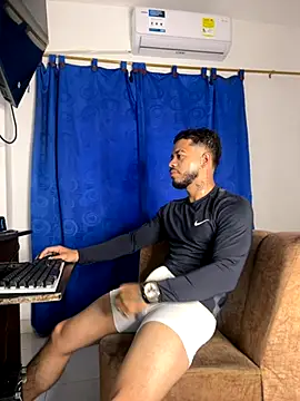 Snapshot of Kylian_Alessandro chatting on November 26, 11:32 am Kylian Alessandro online show from November 26, 11:32 am