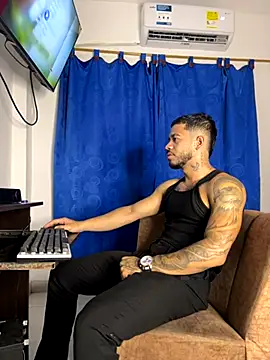 Snapshot of Kylian_Alessandro chatting on November 15, 4:38 am Kylian Alessandro online show from November 15, 4:38 am