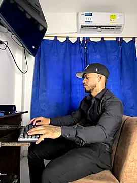 Snapshot of Kylian_Alessandro chatting on November 14, 4:32 pm Kylian Alessandro online show from November 14, 4:32 pm