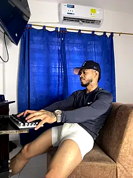 Snapshot of Kylian_Alessandro chatting on November 18, 12:19 pm Kylian Alessandro online show from November 18, 12:19 pm