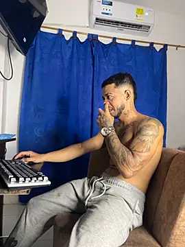 Snapshot of Kylian_Alessandro chatting on November 9, 8:46 pm Kylian Alessandro online show from November 9, 8:46 pm