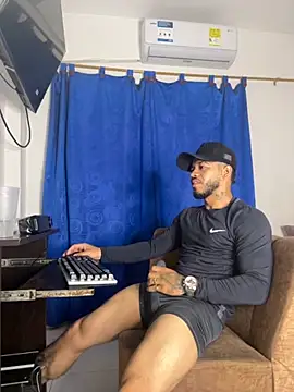 Snapshot of Kylian_Alessandro chatting on December 1, 12:39 pm Kylian Alessandro online show from December 1, 12:39 pm