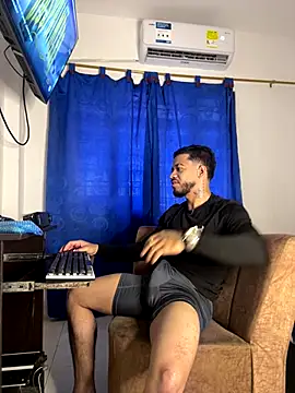 Snapshot of Kylian_Alessandro chatting on December 4, 3:11 pm Kylian Alessandro online show from December 4, 3:11 pm