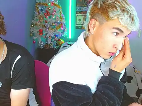 Snapshot of Latin_boysxxxx chatting on November 8, 1:20 am Latin boysxxxx online show from November 8, 1:20 am