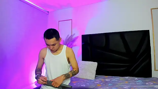 AnnieAndLeandro online show from December 5, 8:28 pm