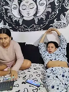 Snapshot of abby_n_emily chatting on June 3, 2:33 pm abby n emily online show from June 3, 2:33 pm