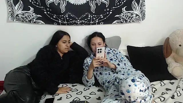 Snapshot of abby_n_emily chatting on May 19, 1:29 pm abby n emily online show from May 19, 1:29 pm