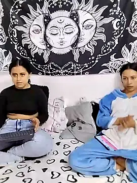 Snapshot of abby_n_emily chatting on May 1, 1:16 pm abby n emily online show from May 1, 1:16 pm