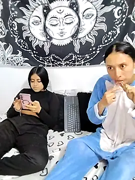 Snapshot of abby_n_emily chatting on April 29, 5:30 pm abby n emily online show from April 29, 5:30 pm