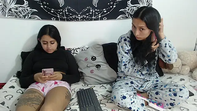 Snapshot of abby_n_emily chatting on April 29, 1:32 am abby n emily online show from April 29, 1:32 am